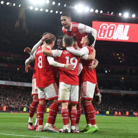 Arsenal go five points clear by defeating Everton